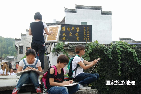 　　9月13日，座落在婺源縣秋口鎮(zhèn)李坑村“小橋、流水、人家”創(chuàng)作寫生基地的李坑章文灑店農(nóng)家樂。