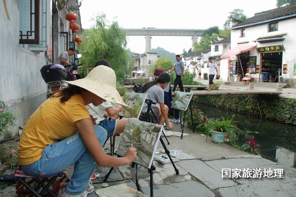 　　9月13日，座落在婺源縣秋口鎮(zhèn)李坑村“小橋、流水、人家”創(chuàng)作寫生基地的李坑章文灑店農(nóng)家樂。