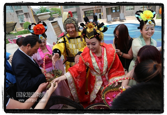 6月19日，端午節(jié)的前一天，甘肅平?jīng)鍪嗅轻紖^(qū)南山公園澳廈麗灣小區(qū)“邀請(qǐng)”唐朝被譽(yù)為四大美女之一的“楊貴妃”前來(lái)與市民見(jiàn)面，共度“端午佳節(jié)”。期間，“貴妃娘娘”由一名解說(shuō)人員做向?qū)?，與小區(qū)居民一同游玩、賞景、互敬酒水、合影留念，并現(xiàn)場(chǎng)贈(zèng)送大人小孩粽子、香包和糖果。