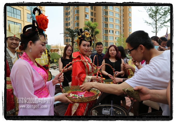 6月19日，端午節(jié)的前一天，甘肅平?jīng)鍪嗅轻紖^(qū)南山公園澳廈麗灣小區(qū)“邀請(qǐng)”唐朝被譽(yù)為四大美女之一的“楊貴妃”前來(lái)與市民見(jiàn)面，共度“端午佳節(jié)”。期間，“貴妃娘娘”由一名解說(shuō)人員做向?qū)?，與小區(qū)居民一同游玩、賞景、互敬酒水、合影留念，并現(xiàn)場(chǎng)贈(zèng)送大人小孩粽子、香包和糖果。