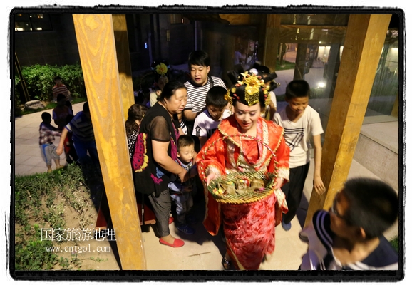 6月19日，端午節(jié)的前一天，甘肅平?jīng)鍪嗅轻紖^(qū)南山公園澳廈麗灣小區(qū)“邀請(qǐng)”唐朝被譽(yù)為四大美女之一的“楊貴妃”前來(lái)與市民見(jiàn)面，共度“端午佳節(jié)”。期間，“貴妃娘娘”由一名解說(shuō)人員做向?qū)?，與小區(qū)居民一同游玩、賞景、互敬酒水、合影留念，并現(xiàn)場(chǎng)贈(zèng)送大人小孩粽子、香包和糖果。