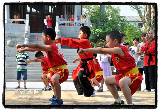 6月20日，小朋友們和中國(guó)武術(shù)愛好者們?cè)诮魇℃脑纯h熹園景區(qū)表演中國(guó)傳統(tǒng)的中國(guó)武術(shù)功夫，吸引許多游人前來(lái)駐足觀看。當(dāng)日是中國(guó)傳統(tǒng)的端午節(jié)，江西省婺源縣的中國(guó)武術(shù)愛好者們通過(guò)表演中國(guó)武術(shù)功夫，打太極，表演了少林棍、硬氣功、自選拳等少林寺功夫，讓孩子們從小學(xué)習(xí)中國(guó)武術(shù)，傳承中國(guó)武德，感受先人過(guò)端午的氛圍。