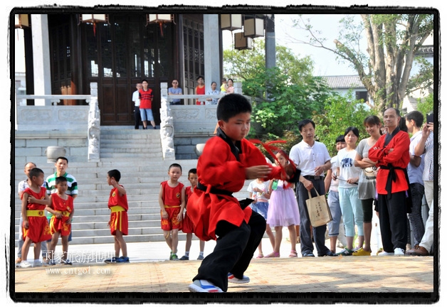6月20日，小朋友們和中國(guó)武術(shù)愛好者們?cè)诮魇℃脑纯h熹園景區(qū)表演中國(guó)傳統(tǒng)的中國(guó)武術(shù)功夫，吸引許多游人前來(lái)駐足觀看。當(dāng)日是中國(guó)傳統(tǒng)的端午節(jié)，江西省婺源縣的中國(guó)武術(shù)愛好者們通過(guò)表演中國(guó)武術(shù)功夫，打太極，表演了少林棍、硬氣功、自選拳等少林寺功夫，讓孩子們從小學(xué)習(xí)中國(guó)武術(shù)，傳承中國(guó)武德，感受先人過(guò)端午的氛圍。