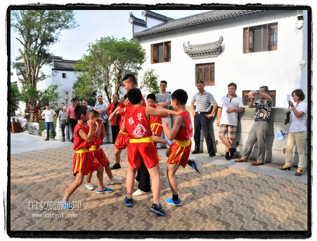 6月20日，小朋友們和中國(guó)武術(shù)愛好者們?cè)诮魇℃脑纯h熹園景區(qū)表演中國(guó)傳統(tǒng)的中國(guó)武術(shù)功夫，吸引許多游人前來(lái)駐足觀看。當(dāng)日是中國(guó)傳統(tǒng)的端午節(jié)，江西省婺源縣的中國(guó)武術(shù)愛好者們通過(guò)表演中國(guó)武術(shù)功夫，打太極，表演了少林棍、硬氣功、自選拳等少林寺功夫，讓孩子們從小學(xué)習(xí)中國(guó)武術(shù)，傳承中國(guó)武德，感受先人過(guò)端午的氛圍。