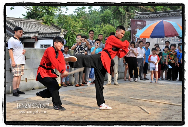 6月20日，小朋友們和中國(guó)武術(shù)愛好者們?cè)诮魇℃脑纯h熹園景區(qū)表演中國(guó)傳統(tǒng)的中國(guó)武術(shù)功夫，吸引許多游人前來(lái)駐足觀看。當(dāng)日是中國(guó)傳統(tǒng)的端午節(jié)，江西省婺源縣的中國(guó)武術(shù)愛好者們通過(guò)表演中國(guó)武術(shù)功夫，打太極，表演了少林棍、硬氣功、自選拳等少林寺功夫，讓孩子們從小學(xué)習(xí)中國(guó)武術(shù)，傳承中國(guó)武德，感受先人過(guò)端午的氛圍。