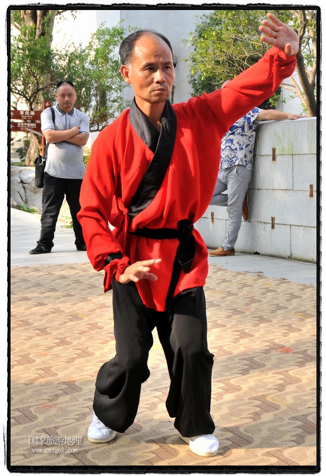 6月20日，小朋友們和中國(guó)武術(shù)愛好者們?cè)诮魇℃脑纯h熹園景區(qū)表演中國(guó)傳統(tǒng)的中國(guó)武術(shù)功夫，吸引許多游人前來(lái)駐足觀看。當(dāng)日是中國(guó)傳統(tǒng)的端午節(jié)，江西省婺源縣的中國(guó)武術(shù)愛好者們通過(guò)表演中國(guó)武術(shù)功夫，打太極，表演了少林棍、硬氣功、自選拳等少林寺功夫，讓孩子們從小學(xué)習(xí)中國(guó)武術(shù)，傳承中國(guó)武德，感受先人過(guò)端午的氛圍。