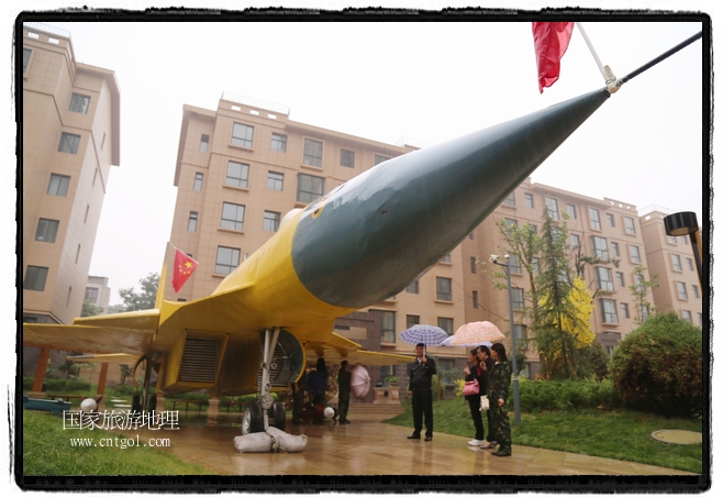 小區(qū)突然出現(xiàn)“飛機(jī)坦克”，其中殲15艦載戰(zhàn)斗機(jī)一架、99式主戰(zhàn)坦克一輛、武直-10武裝直升機(jī)一架，吸引了眾多市民雨中圍觀、合影。