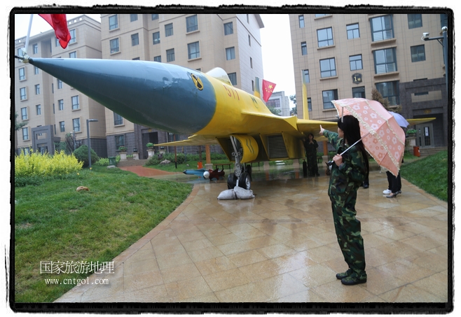 小區(qū)突然出現(xiàn)“飛機(jī)坦克”，其中殲15艦載戰(zhàn)斗機(jī)一架、99式主戰(zhàn)坦克一輛、武直-10武裝直升機(jī)一架，吸引了眾多市民雨中圍觀、合影。