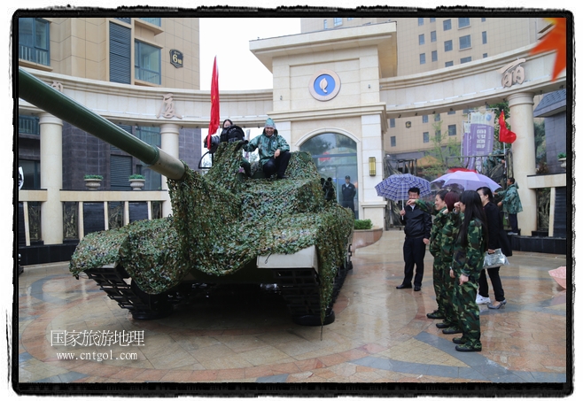 小區(qū)突然出現(xiàn)“飛機(jī)坦克”，其中殲15艦載戰(zhàn)斗機(jī)一架、99式主戰(zhàn)坦克一輛、武直-10武裝直升機(jī)一架，吸引了眾多市民雨中圍觀、合影。
