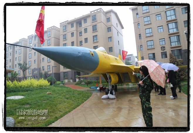 小區(qū)突然出現(xiàn)“飛機(jī)坦克”，其中殲15艦載戰(zhàn)斗機(jī)一架、99式主戰(zhàn)坦克一輛、武直-10武裝直升機(jī)一架，吸引了眾多市民雨中圍觀、合影。
