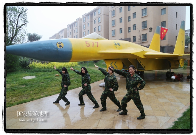 小區(qū)突然出現(xiàn)“飛機(jī)坦克”，其中殲15艦載戰(zhàn)斗機(jī)一架、99式主戰(zhàn)坦克一輛、武直-10武裝直升機(jī)一架，吸引了眾多市民雨中圍觀、合影。