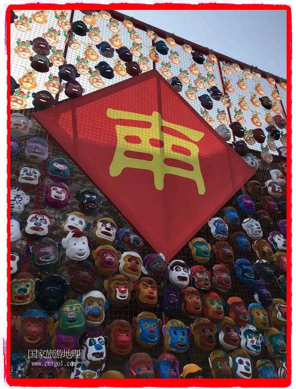 中國(guó)規(guī)模最大的猴面具彩繪在南潯古鎮(zhèn)展示。猴子真是今年最紅的動(dòng)物。 