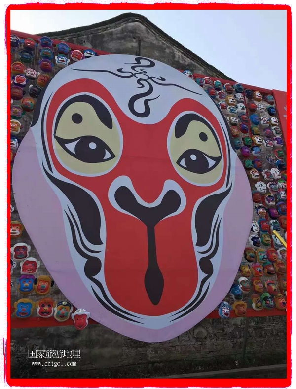 中國(guó)規(guī)模最大的猴面具彩繪在南潯古鎮(zhèn)展示。猴子真是今年最紅的動(dòng)物。 