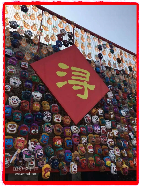 中國(guó)規(guī)模最大的猴面具彩繪在南潯古鎮(zhèn)展示。猴子真是今年最紅的動(dòng)物。 