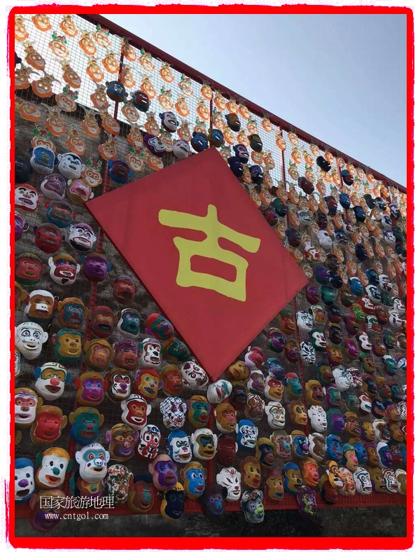 中國(guó)規(guī)模最大的猴面具彩繪在南潯古鎮(zhèn)展示。猴子真是今年最紅的動(dòng)物。 