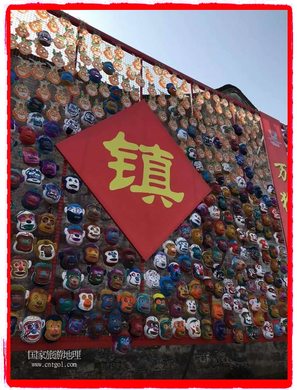 中國(guó)規(guī)模最大的猴面具彩繪在南潯古鎮(zhèn)展示。猴子真是今年最紅的動(dòng)物。 