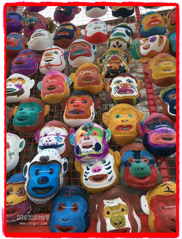 中國(guó)規(guī)模最大的猴面具彩繪在南潯古鎮(zhèn)展示。猴子真是今年最紅的動(dòng)物。 
